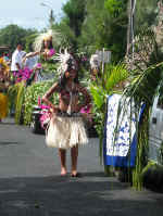 Grass_skirt_girl.jpg (103036 bytes)
