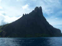 coast of Fatu Hiva.jpg (57473 bytes)