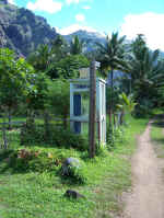 Le Telephone.jpg (108618 bytes)