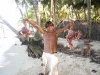 Kuna_with_crabs.jpg (83044 bytes)