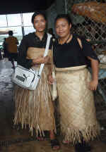 young girls grass skirts.jpg (69512 bytes)